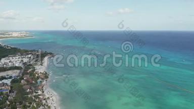游入美丽的蓝色加勒比海水域-4k空中